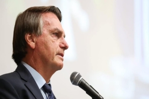 Bolsonaro promete novos decretos para atiradores e defende aumento de armas no país