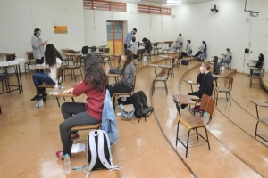 Mais de 16 mil candidatos prestam vestibular da UEL no domingo em 5 cidades