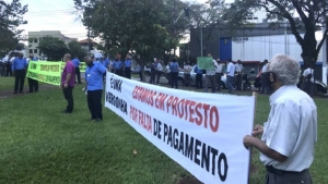 Motoristas do transporte coletivo fazem manifestação na prefeitura no quarto dia de paralisação