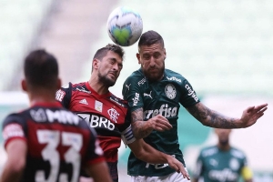 Após imbróglio judicial, Palmeiras e Flamengo empatam em 1 a 1