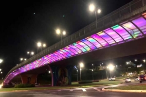 Viaduto da Rodoviária ganha iluminação para celebrar a diversidade