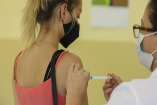 Londrina tem mutirão de vacinação contra covid-19 neste sábado