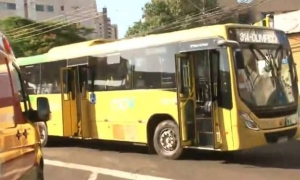 Indignação nas Paradas: População Protesta Contra Significativo Aumento na Tarifa de Ônibus.