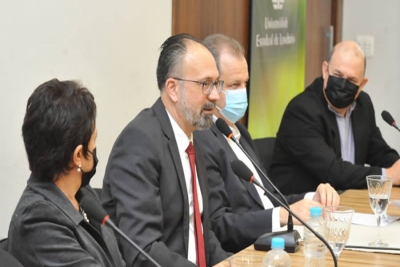 UEL firma parceira para desenvolver biofungicida contra ferrugem asiática