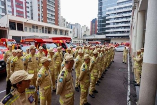 Mais 52 bombeiros do Paraná vão para o Rio Grande do SulMais 52 bombeiros do Paraná vão para o Rio Grande do Sul