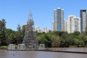 Árvore de Natal flutuante é montada no Lago Igapó em Londrina