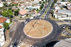 Nova rotatória da avenida Santos Dumont é finalizada e trânsito liberado