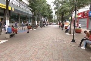 Shoppings abrem em horário especial e comércio de rua fecha no feriado em Londrina