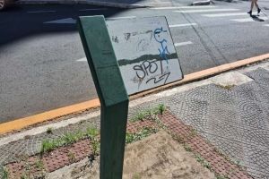 Depredação toma conta dos totens turísticos instalados em Londrina há sete anos