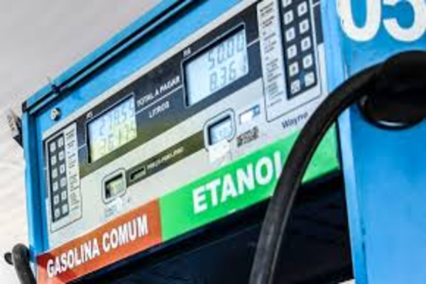 Petrobras anuncia nova redução no preço da gasolina para distribuidoras