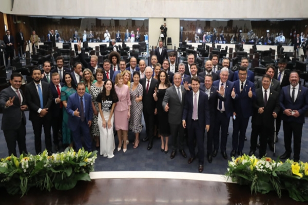 54 deputadas e deputados eleitos em outubro tomam posse no Paraná