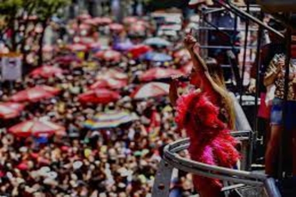 Carnaval 2024: Escola de Samba Explode Coração Brilha no Desfile Inaugural