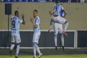 Londrina vence a Chapecoense no Café e encosta no G4