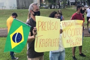 Contrários ao lockdown, comerciantes protestam em frente ao Centro Cívico de Londrina