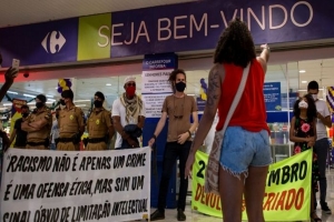 Manifestantes voltam ao Carrefour de Londrina em protesto contra morte de homem negro no RS