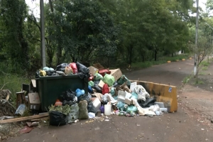 Problema Ambiental: Moradores da Rua Bombaim Condenam o Descarte Inadequado de Lixo